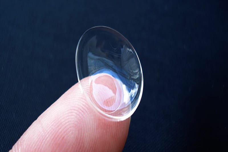 Kính áp tròng dùng được bao lâu năm 2025 21 deo lens can co bi tang do khong